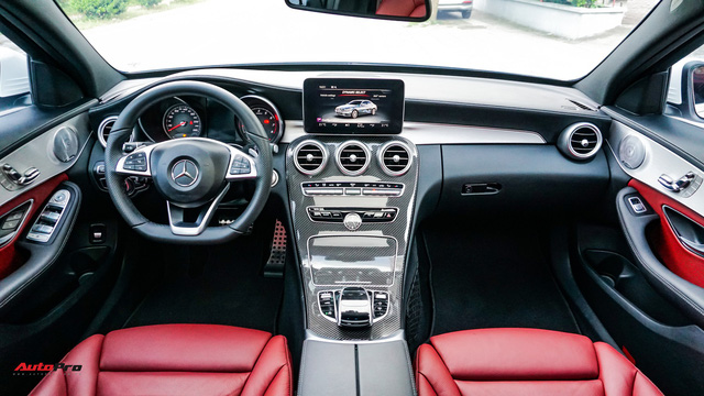 Mercedes-Benz C300 AMG nội thất màu hiếm vừa lăn bánh hơn 6.000 km đã được rao bán với khoản khấu hao cả trăm triệu đồng - Ảnh 7.