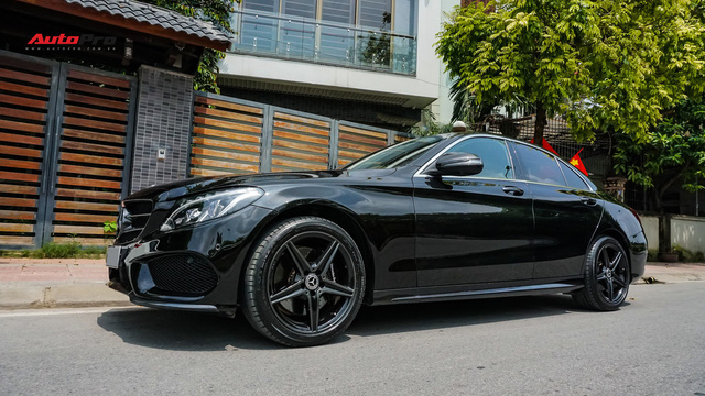 Độ full-black rồi bán lại, chủ xe Mercedes-Benz C300 AMG vẫn khấu hao hàng trăm triệu đồng. - Ảnh 17.