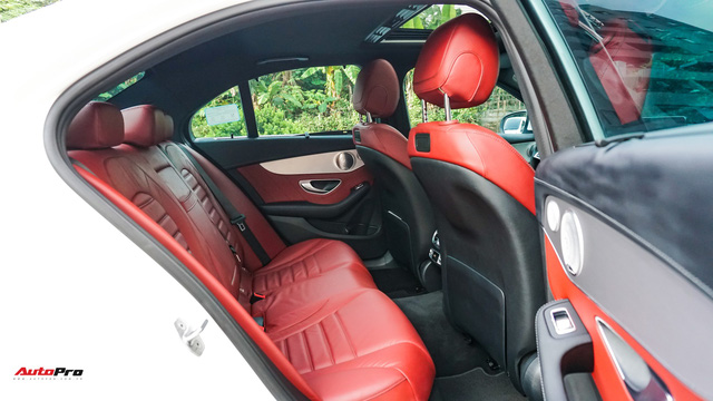 Mercedes-Benz C300 AMG nội thất màu hiếm vừa lăn bánh hơn 6.000 km đã được rao bán với khoản khấu hao cả trăm triệu đồng - Ảnh 15.