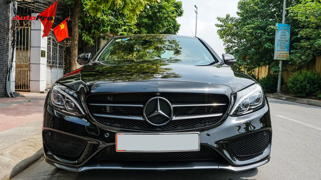 Độ full-black rồi bán lại, chủ xe Mercedes-Benz C300 AMG vẫn khấu hao hàng trăm triệu đồng. - Ảnh 1.