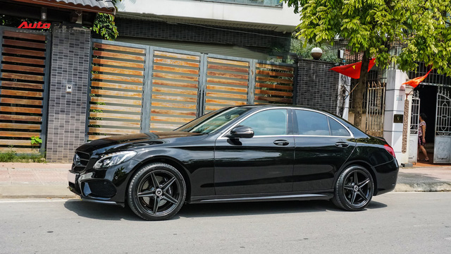 Độ full-black rồi bán lại, chủ xe Mercedes-Benz C300 AMG vẫn khấu hao hàng trăm triệu đồng. - Ảnh 3.
